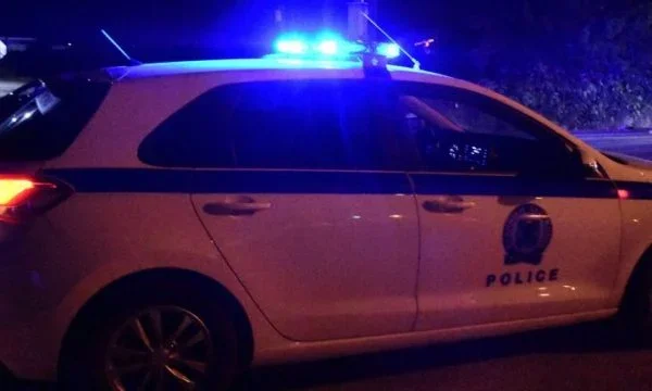 Ella cayó del árbol y cayó en fuego, albanés vive en Grecia