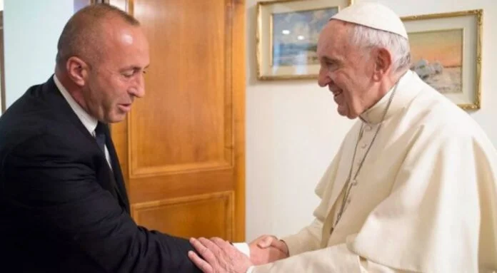 Haradinaj desea Pascua, exhorta al Papa Francisco al Vaticano a reconocer Kosovo