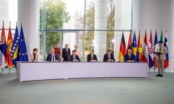Cinco meses después de la firma, aplazando la adopción de acuerdos por el Proceso de Berlín