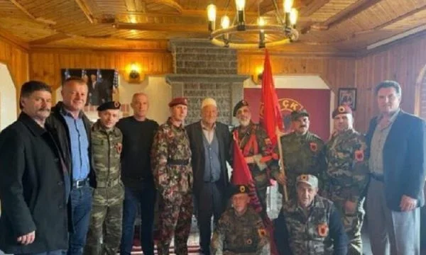 Los antiguos miembros del KLA con uniformes visitan al padre de Hashim Thaci