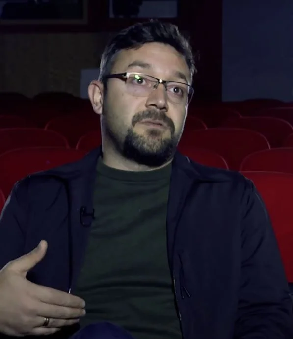 V IDEO: Ser romaní en Kosovo é <x0 títuloPrivilege and Challenge wonx1 confianza