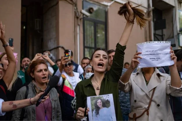 Irán instala cámaras en lugares públicos para identificar mujeres sin cabeza