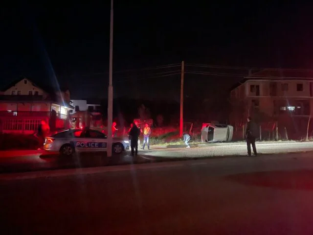 Accidente en Skenderaj-Mitrovica magistrado, rollos de coche