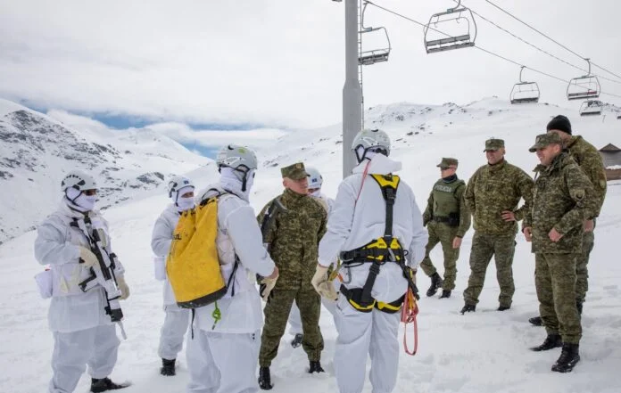 En frío y nieve, los soldados del KSF demuestran habilidades de maniobra en condiciones de invierno