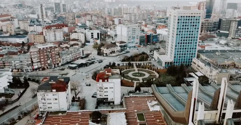 Instituciones financieras en Kosovo sin hogar