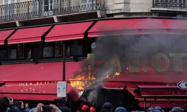 Los manifestantes de París incendiaron el restaurante favorito de Macron