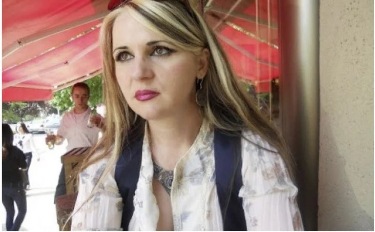 Berisha Donika Gervala: Así que no seas un Sol, todo lo que sabes es proteger la estrella de la maravilla, Martin Berishayan.