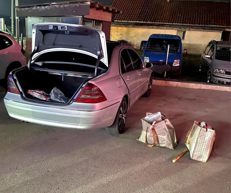 Policía confisca 47 mil euros falsificados y 5 kg de marihuana, arresta a 3 personas