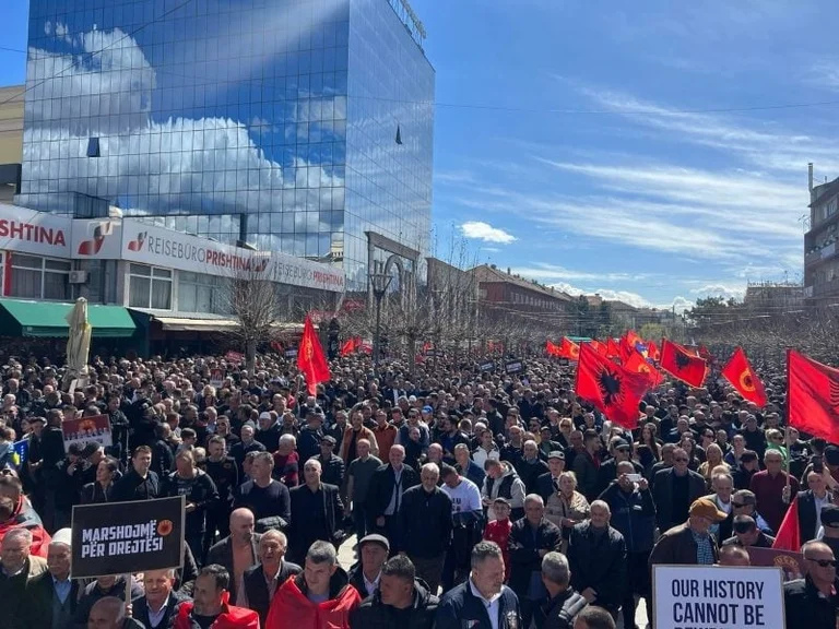 Después de la marcha hablé con Thaci y Wessel, se sintieron muy alentados por el apoyo de la gente