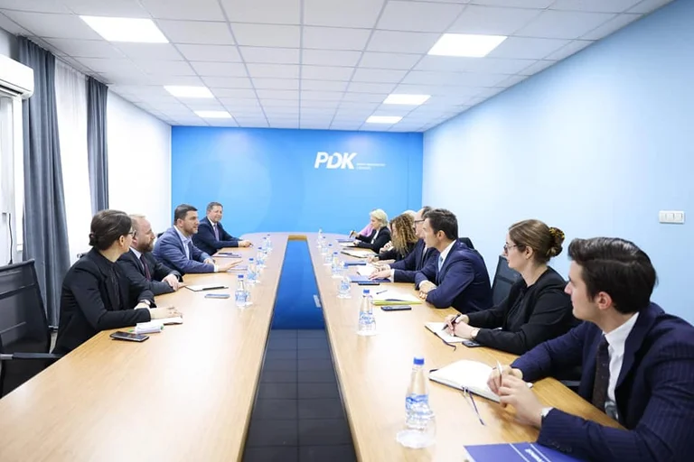 Memli Krasniqi espera en la sede del PDK, amplia delegación del Consejo Atlántico en Estados Unidos