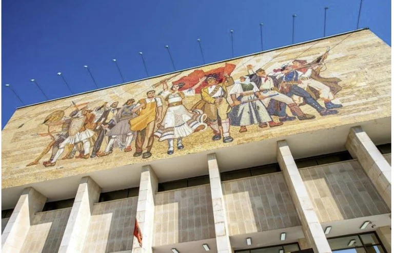 ¿Debería quitarse Tiktok? Expertos sugieren cancelación de teléfonos administrativos en Albania también