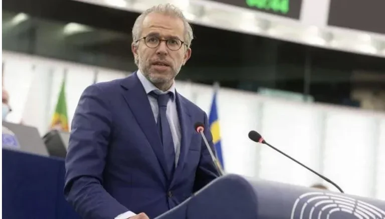 Eurodeput holandés: Vuciq sólo ama dinero de la UE