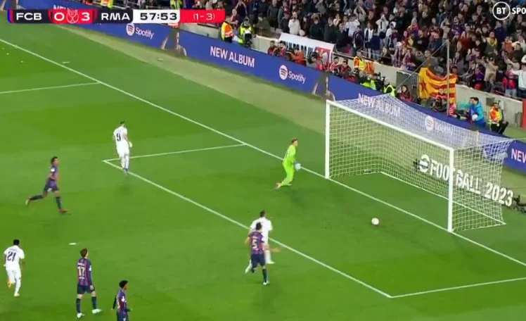 Benzema vuelve a marcar Barcelona, sin perder la pena.