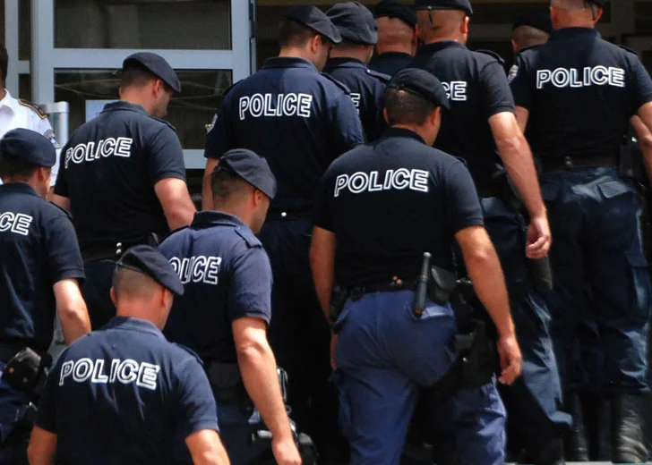 En virtud de la Ley de sueldos, los funcionarios de policía no reciben tres sueldos de apoyo después de la jubilación