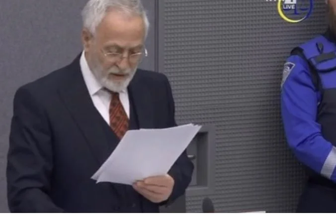 Jakup Krasniqi está escribiendo un nuevo libro en La Haya