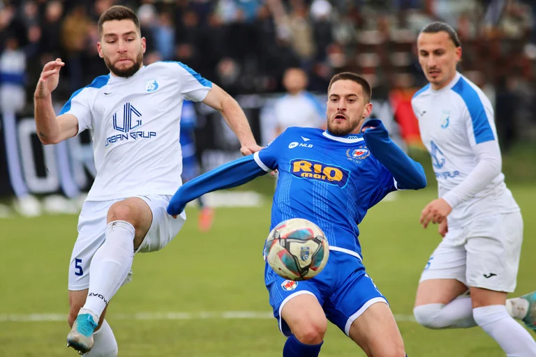 Copa de Kosovo: Gjilan derrota a Llap entre el estadio zehir Pajazitiı, Pristina gana con un colapso en Vushtrri