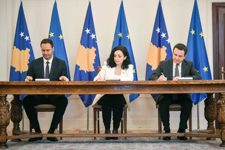 Los líderes estatales inician silenciosamente el juicio contra los ex dirigentes del KLA