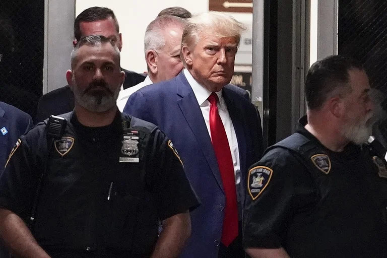 Trump deja la corte sin dar un comentario