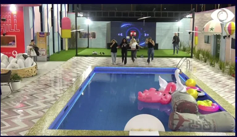 Las niñas y el QUS se lanzan a la piscina