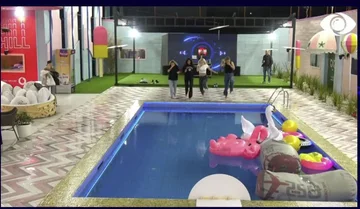 Les filles et QUS sont jetées dans la piscine