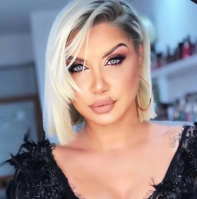 Cantante albanés devuelve estudios a 38
