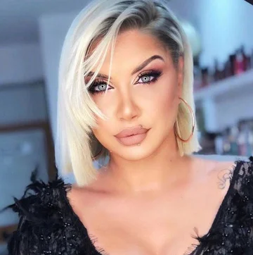La chanteuse albanaise retourne aux études à 38 ans