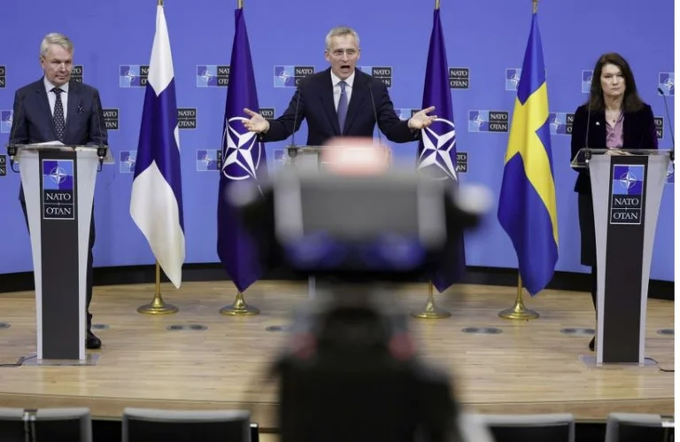 Finlandia se une a la OTAN, doble frontera de alianza militar con Rusia