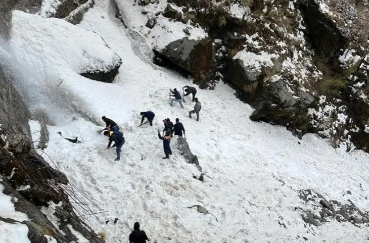 Siete muertos y 17 heridos, muchos otros bloqueados por una avalancha de nieve en India