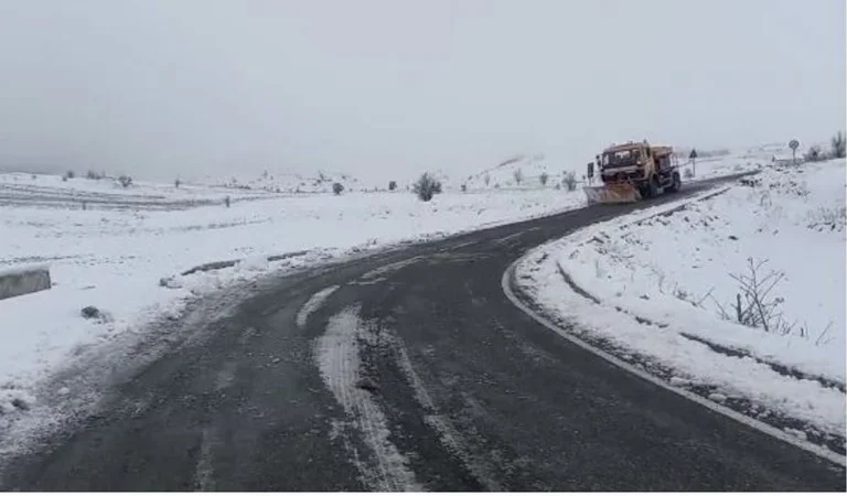 Nieve en primavera, al noreste de Albania la grasa ha alcanzado hasta 20cm