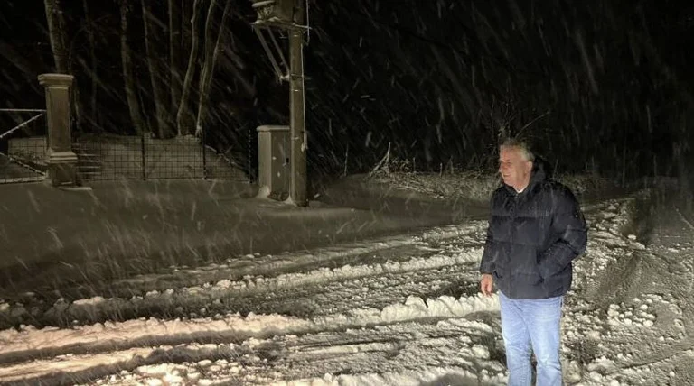 Gran nieve en Suhareka, Muarremaj aparece en el suelo