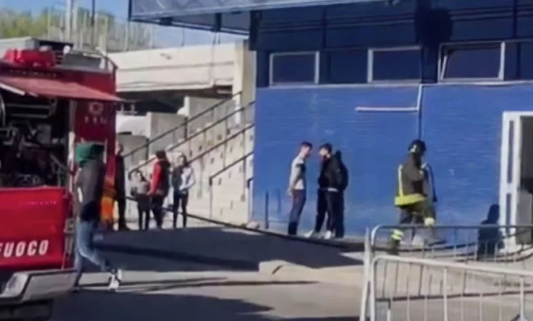 El fuego se rompe en los vestuarios, el comienzo del partido en la Serie A