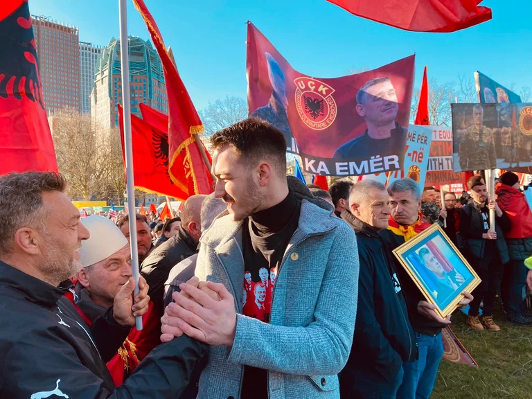 El hijo de Kadri Veselin de La Haya agradece a los albaneses por el apoyo masivo a los líderes del KLA