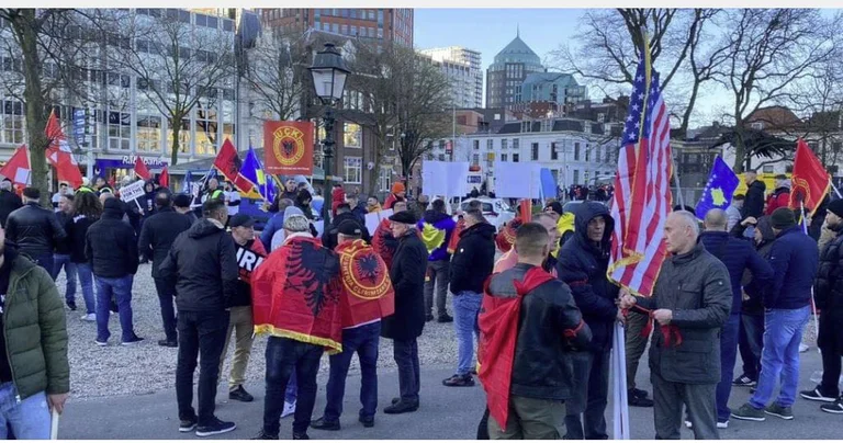 Imagen por protestas en La Haya en apoyo de antiguos superiores del KLA