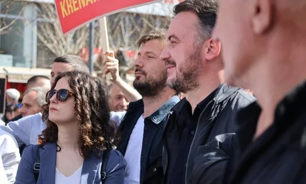 Mollyqa: El gobierno de Kurti es anti - U n CK, pero el rastro del Ejército de Liberación violó la Plaza hoy.