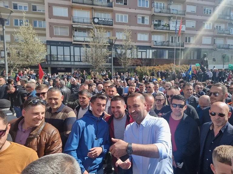 Participantes en apoyo de ex combatientes y Daut Haradinaj: La libertad está completa cuando los entregadores son libres