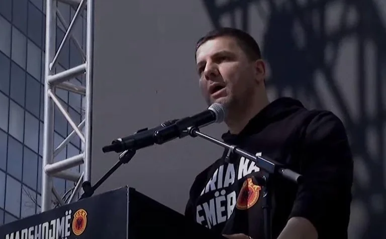 Memli Krasniqi sugiere que los líderes del KLA siguen la marcha