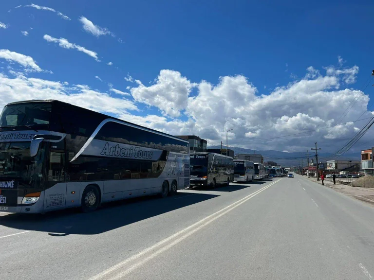 Autobuses llenos, ciudadanos del lado de Kosovo asaltan a Pristina en marcha