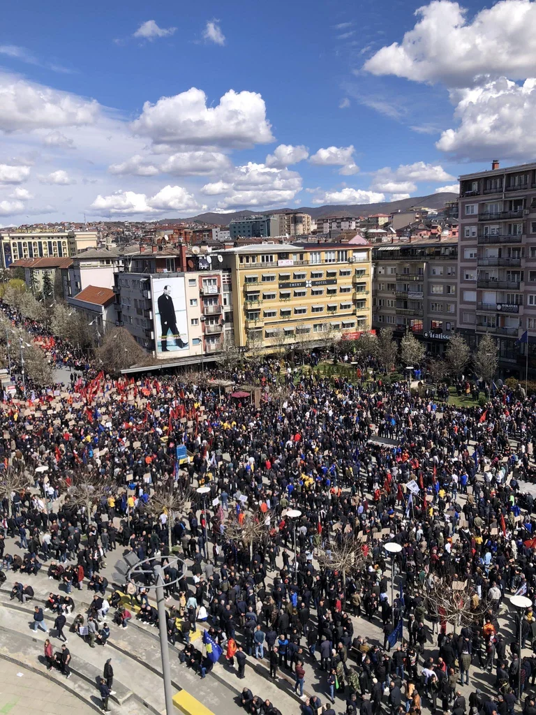 Miles de ciudadanos se reúnen en יx0 confianzaZahir Pajaziti Plaza para marchar