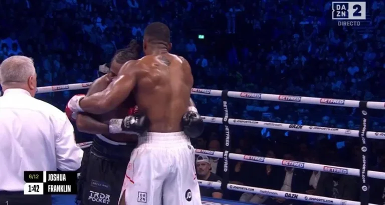 Terminemos la sexta ronda: Joshua casi tira a Franklin al suelo