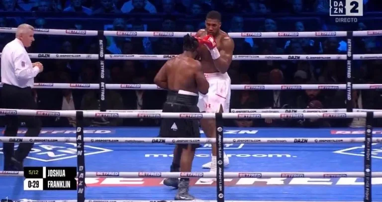Vamos a terminar la quinta ronda: Franklin golpea la cabeza de Joshua