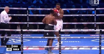 Lassen Sie die fünfte Runde beenden: Franklin schlägt auf Joshuas Kopf