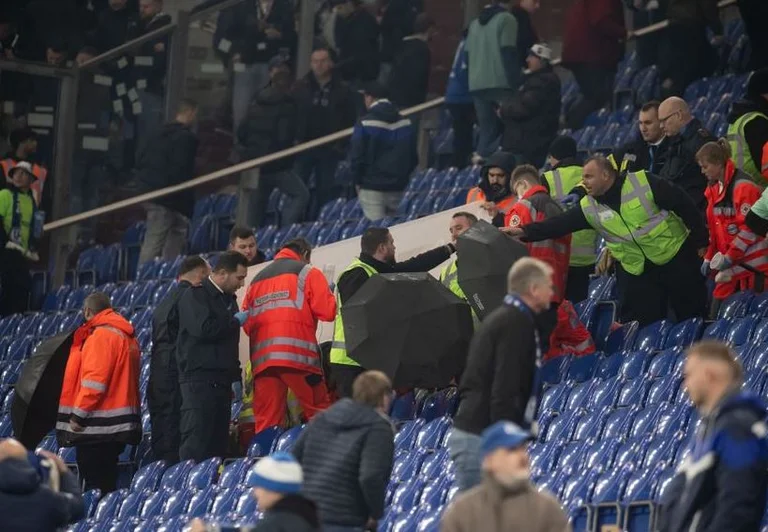 Fútbol alemán en shock: Tifos muere en la tribuna durante el partido Bundesliga