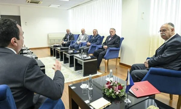 Kurti se reúne con representantes de la antigua asociación de prisioneros políticos de Kosovo