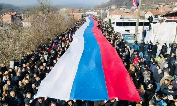 Rebelión de la lista serbia a menos que se arregle para quemar coches