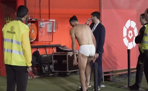 Muriqi dona los fans de los fans, aparece en sus pantalones
