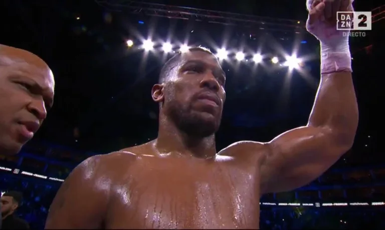 Por un pequeño margen, Joshua gana contra el boxeador estadounidense Franklin