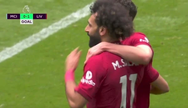 Salah da a Liverpool ventaja en frente de Man City