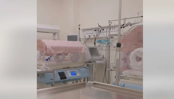 Rara ocasión: El bebé nacido en la 26a semana, después del tratamiento en Neonatología, es liberado en buena salud
