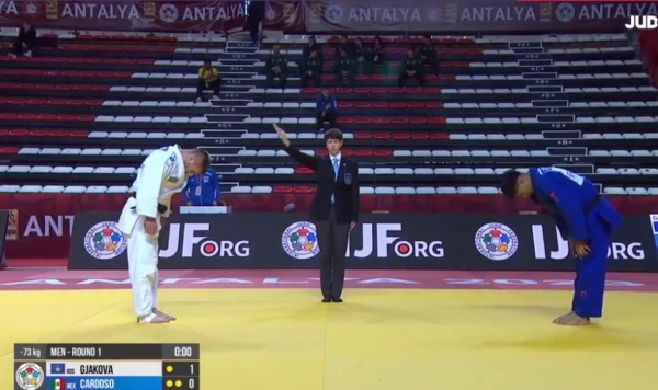 Akil Gjakova con éxito pasa la primera ronda en el Grand Slam de Turquía