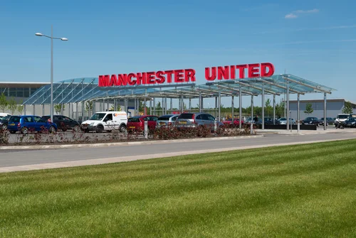 U mundua ta sfidojë por në fund edhe Man United dorëzohet në luftën kundër koronavirusit